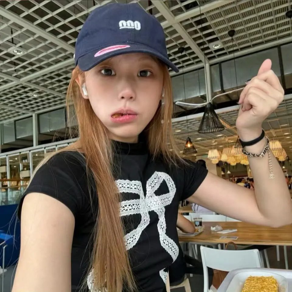 偷听女儿心声后，虐文女主全家宠